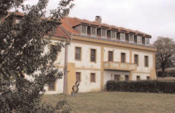 výroční zprávy a daňového přiznání k dani z příjmu; i/ zajišťování veškerých plnění spojených s provozem domu a pozemku a provádění úhrad za tato plnění z bankovního účtu objednatele v dohodnutém