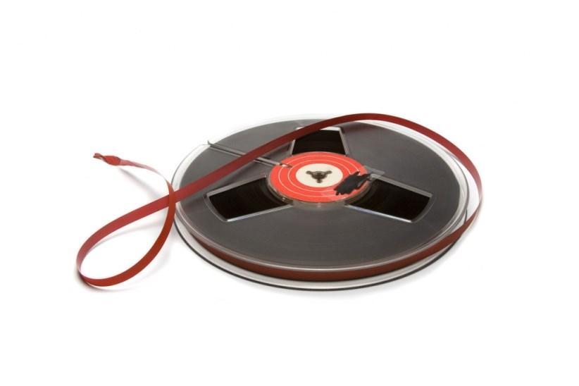 Magnetofonové pásky/kazety využívá elektromagnetického záznamu jako médium, které umožňovalo