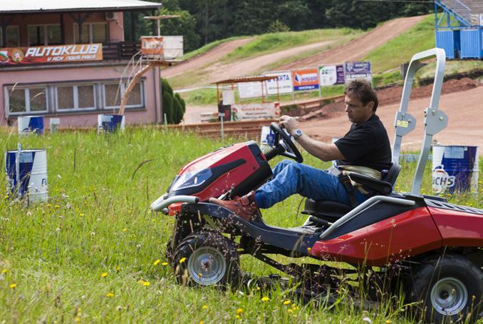 Jiná technika by v náročném terénu Štikovské rokle neuspěla Václav Fejfar čtyřnásobný mistr Evropy v autokrosu Ing. Čeněk Strašík S traktory Starjet od firmy Seco Industries, s.r.o. máme dlouhodobé zkušenosti a jsme s nimi velmi spokojeni.