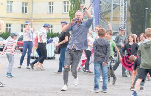 Aby měli všichni zúčastnění na tento den památku, proběhlo i velké skupinové focení pomocí dronu.