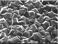 Diamantový povlak se tvoří na substrátu ohřátém na teplotu 900 C a roste za rovnovážných termodynamických podmínek bez nutnosti iontové asistence 2,8.