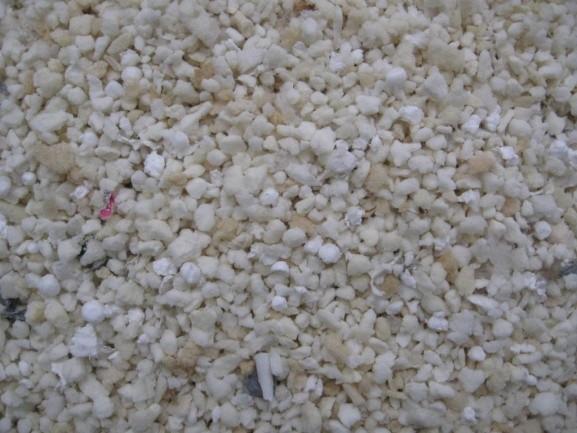 6.3 Plnivo do betonu - drcená polyuretanová pěna Novou možností mechanické recyklace tvrdých polyuretanových pěn je recyklace těchto pěn, a to jako náhrada plniva (kameniva) do betonových směsí.