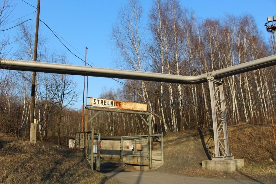 Areál střelnice je zasazen do mírného svahu.