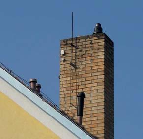 teploty spalin poměrně nízké. Dosud jsem nerozlišoval, zda je či není objekt s komínem chráněn hromosvodem.