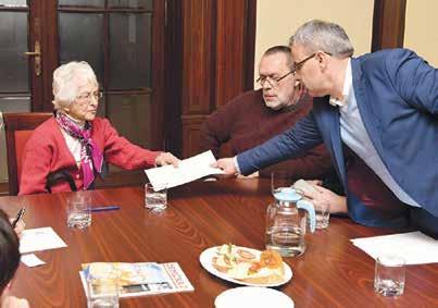 OSMIČKA / MĚSÍČNÍK MĚSTSKÉ ČÁSTI PRAHA 8 / únor 2019 www.praha8.cz 23 Hana Hnátová, Václav Špale a Michal Švarc při podpisu Memoranda. MŠ: Hluboce obdivuji, jak vám to stále myslí a jakou máte paměť.