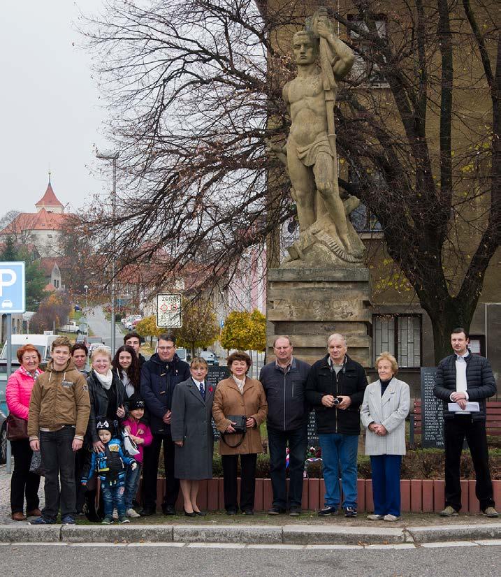 Svíčku k pomníku padlým vojákům na náměstí přinesla také paní Jitka Fortelná z Česloslovenské obce legionářské.