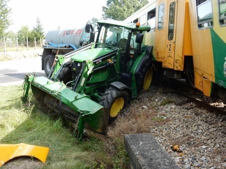 1 SHRNUTÍ Zdroj: DI Skupina události: incident. Vznik události: 25. 8. 2017, 13.43 h. Popis události: střetnutí vlaku Os 17911 se soupravou traktoru s přivěšenou cisternou s následným vykolejením.