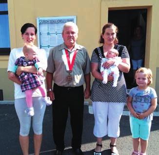 aby je starosta obce, Ladislav Ptáãek, pfiivítal mezi obãany a popfiál mnoho tûstí ve kole a v Ïivotû.