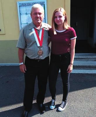 Touto cestou patfií podûkovat Ilonû a Hanû Hálov m za pofiízení darû a zorganizování obãerstvení.