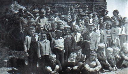 HISTORICKÉ FOTO Z NA Í OBCE... kolní rok jiï zahájen Prázdniny utekly jako voda, dûti si uïily krásného teplého léta a jiï opût sedí ve sv ch lavicích a jiï se uãí témata sv ch roãníkû.
