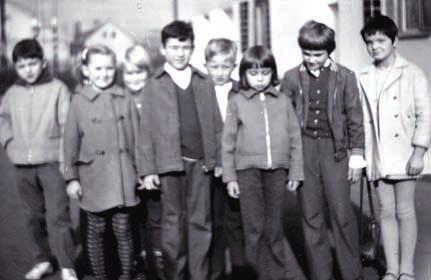 Nacházíme se ve kolním roce 1948/1949, tedy pfied sedmdesáti lety. Zápis zaãíná citátem: Se základním kolsk m zákonem, k lep í budoucnosti na í národní koly. Dne 21.