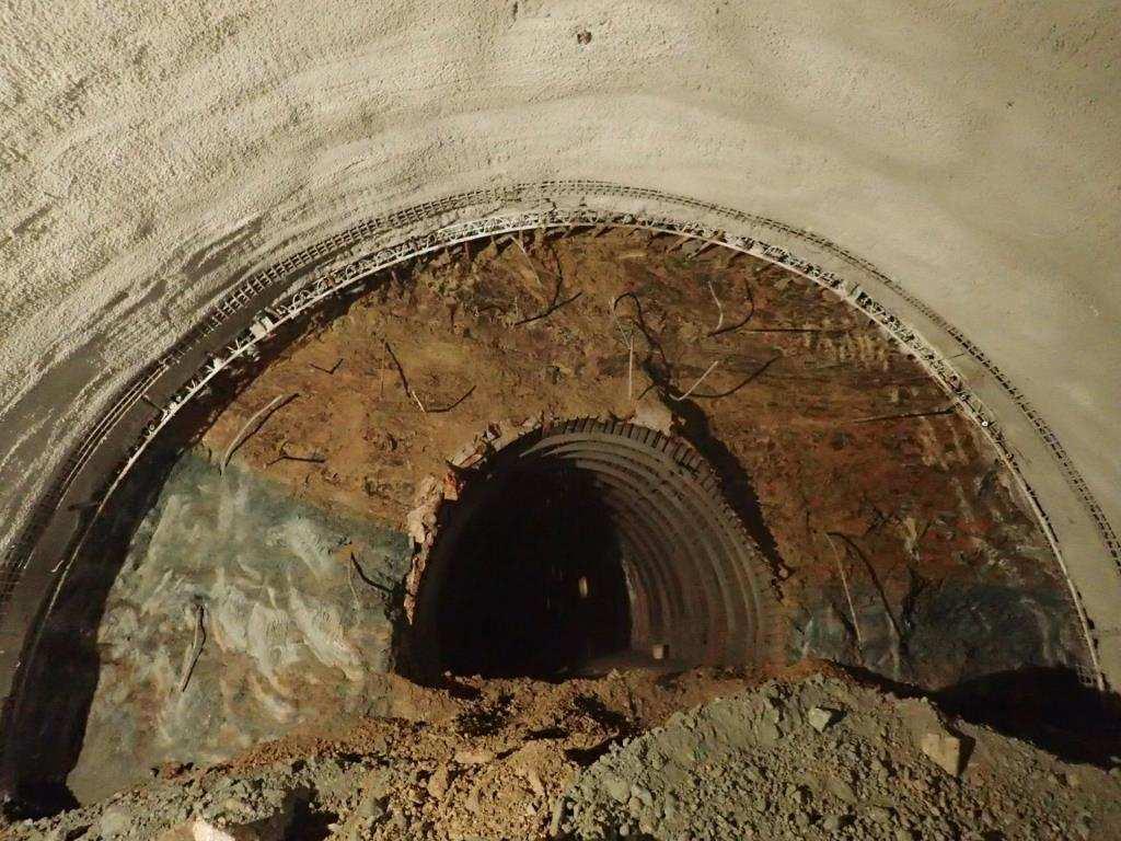 Obr. 4 Střídání poloh jílovců v severní tunelové rouře od východního portálu Fig.