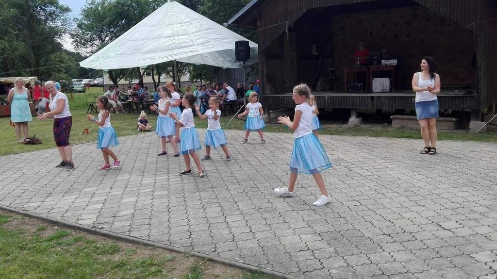 Během roku jsme s dětmi natrénovaly pár choreografií, se kterými jsme poprvé vystoupily na pouti ve Vrážném v krásných stejnokrojích, které nám zajistila paní