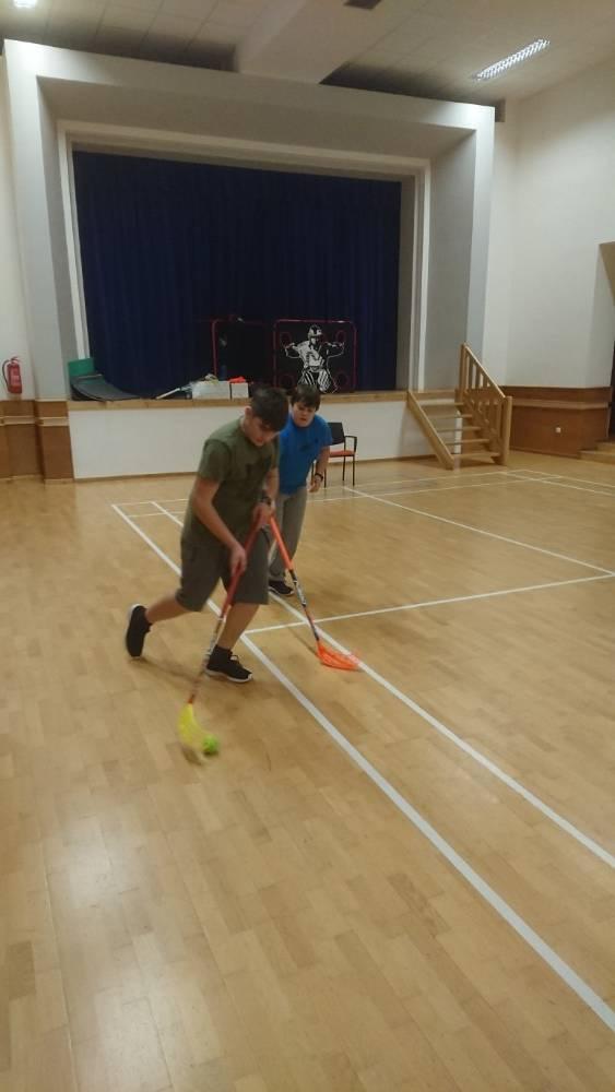 Cvičení je zahájeno řádnou rozcvičkou s pomocí gymbalů a různých pomůcek, následuje posilování probíhající samostatně i ve dvojici, vše ukončujeme protahovacími cviky ve dvojici formou