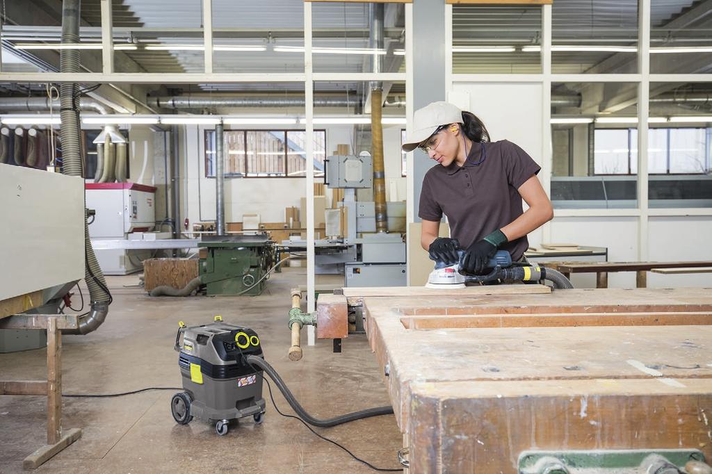 Plochý skládaný PES filtr Antistatická příprava Automatické spínání a vypínání (elektrické nářadí) Technické údaje EAN kód 4054278046006 vzduchu l/s 74 Podtlak mbar / kpa 254 / 25,4 Objem nádrže l 30