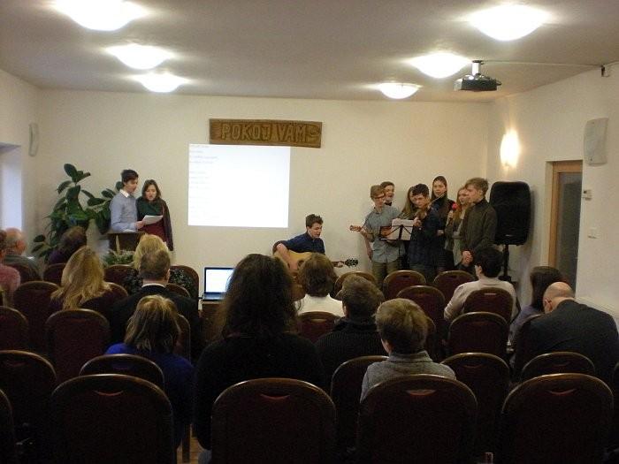 Foto ze soboty Střípky z kázání V sobotu jsme již tradičně začali songservisem, kázáním nám sloužil bratr Vítek Vurst, předseda Českého sdružení.