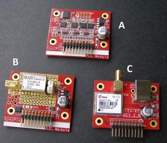 Ostatní moduly Mezi další použité moduly jsou zobrazeny na obrázku 4. Patří modul řízení hodin (A), který obsahuje řiditelné fázové závěsy a přepínače hodinového kmitočtu.