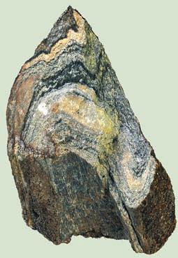 6 4 5 K novým geologickým poznatkům pa - tří doložení výskytu šedých a tvrdých váp - nitých metatufů, jakož i častých karboná - tů, jejich různých podob a forem na mnoha místech kotliny.