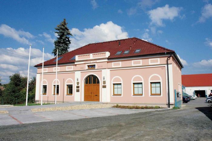 142 Příklad úspěšně realizovaného projektu Rekonstrukce obytné budovy na multifunkční dům Obec Klešice získala finanční podporu z PRV na rekonstrukci bývalého bytového domu na víceúčelové zařízení,