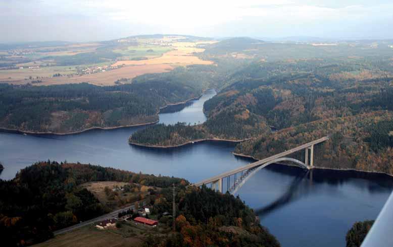 OPRAVA ŽĎÁKOVSKÉHO MOSTU RECONSTRUCTION OF THE ŽĎÁKOVSKÝ BRIDGE 1 Tomáš Rotter, Vladislav Hrdoušek Obloukový Žďákovský most je největším ocelovým mostem v České republice.
