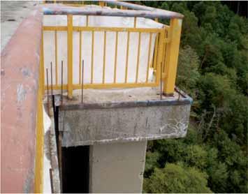 Na mostě je vozovka šířky 10,5 m 3 a dva chodníky šířky 1,25 m. Celková tloušťka vozovkového a izolačního souvrství činí 120 mm, chodníkového souvrství 50 mm. Zábradlí má výšku 1 050 mm.