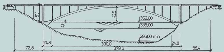 3 Head of a pylon with a parked service walk, damaged longitudinal drainage channel and corroded main beam Obr. 4 Římsa nad pylonem Fig. 4 Ledge above the pylon Obr.
