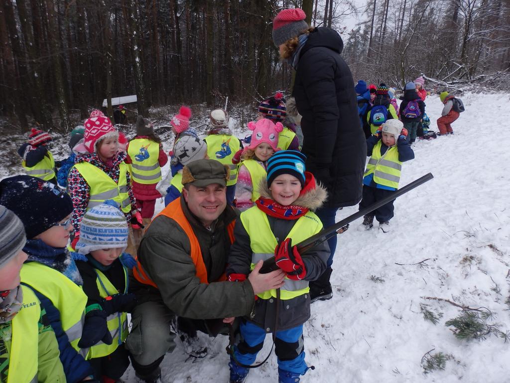 Člen naší komise Pavel Suchánek si povídal o myslivosti s dětmi ve školce a byli spolu zakrmit v krmelci. Všichni si to užili.