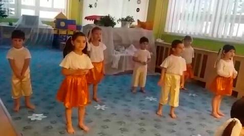 Napadl nám první sníh a nezapomněli jsme ani na zvířátka v lese a šli jsme oslavit Vánoce i s nimi. Společně jsme nazdobili stromečky suchými dobrotami a ovocem pro naše zvířecí kamarády.