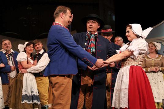 vdávání, vstaly některé členky orchestru. Vynikající byla imitace Zdeňka Nejedlého, či překvapení, které spočívalo pod maskou medvěda, kterou sundal Vašek.