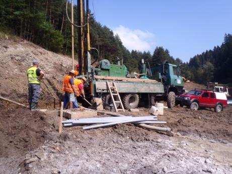 kotevních sil, zatěžovacích zkoušek pilot nebo sledováním změn napětí ostění tunelů a tlaku okolní horniny na ostění pomocí tenzometrů a tlakových podušek.