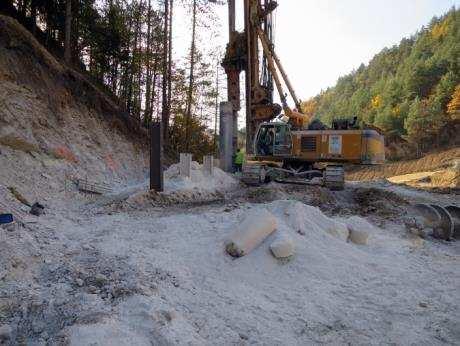 proluviální sedimenty, fluviální uloženiny potoka), rozsah jednotlivých litologických typů hornin (slepence, pískovce, slínovce), dosah zóny zvětrání a rozvolnění horninového podloží nebo přítomnost