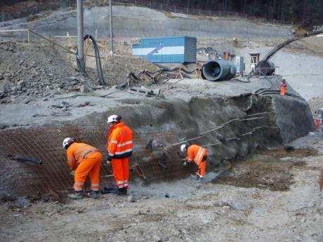 Pouze v ojedinělých případech bylo na základě zjištění nežádoucí velikosti a trendu deformací přistoupeno k úpravě projektu zajištění jámy.