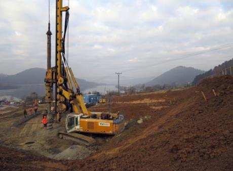 geotechnických vlastností. Po porušení části již zajištěného svahu (obr.