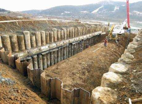 10 Poškozený svah zářezu přístupové cesty a jeho dodatečné zajišťování. Fig. 10 Damaged slope of the access road and its additional reinforcement.