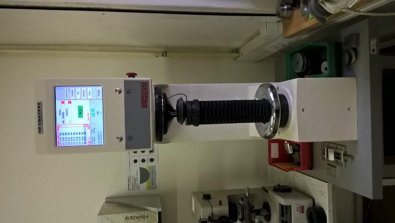 3.5 Popis experimentu v laboratorních podmínkách Měření tvrdosti Tvrdost byla měřena na univerzálním tvrdoměru EMCOTEST M4C (viz Obrázek 44) metodou podle Rockwella stupnice C, která je definovaná