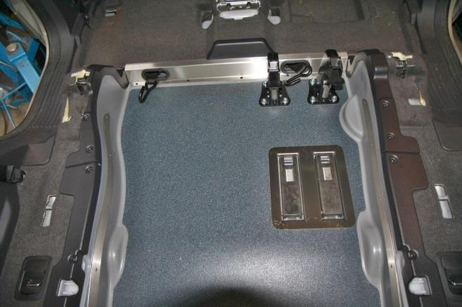 Než najedete do vozu, vytáhnete tyto pásy ven a uchyťte je za rám invalidního vozíku Obr.