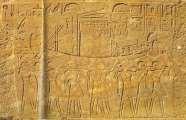červená kaple) Její nárok na trůn nikdo otevřeně nezpochybnil dosazení svých lidí na hlavní úřednické posty především SENENMUT, nejvyšší kněz Amona Hapuseneb, pokladník Thutmose, správce Amenhotep,