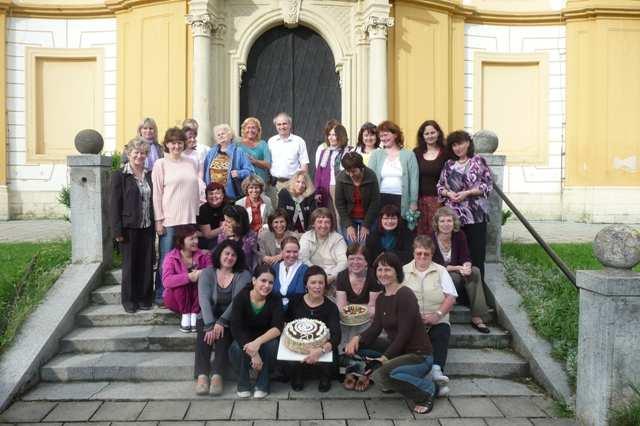 R O K 2 0 1 0 V E S D R U Ž E N Í 20. VÝROČÍ SVÉHO ZALOŽENÍ SI OBČANSKÉ SDRUŽENÍ připomnělo na slavnostním večeru v Dubu na Moravě, spolu s bývalými pracovnicemi a příznivci sdružení.
