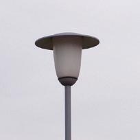 na zdi domu nebo na sloupu elektrického vedení, který stojí příliš daleko od silnice.