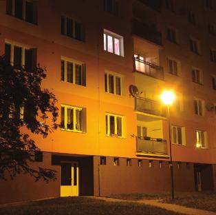 V obou případech jsou použitá svítidla, která pro danou situaci nevyhovují svými vlastnostmi ani způsobem instalace.