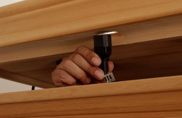 Po propojení kabelů zkontrolujte, zda sauna funguje tak jak má a poté můžete přišroubovat kryt stropu. Označení POWER HT1, HT2.