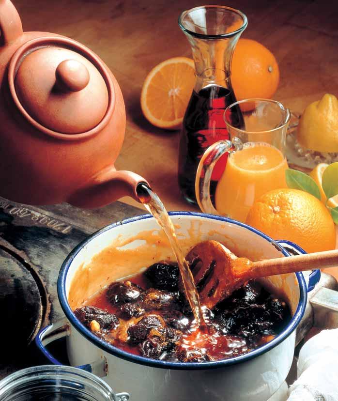 Jablko-pomeranãové Ïelé se su en mi vestkami (na 3 sklenice po 350 ml) 900 g oloupan ch jablek zbaven ch jadfiince Èáva z 1 citronu rozdrcené nové kofiení (2x na piãku noïe) 1/2 l vody 0,2 l 100%