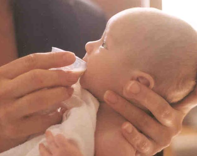 Pokud se dítě nepřisává na prs, krmíme ho pohárkem Stačí obyčejná léková odměrka