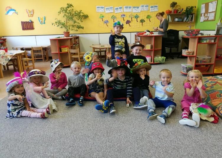 AKCE MATEŘSKÉ ŠKOLY OBLOUKOVÉ Pan lesník vypráví (26.9.2018) Děti z MŠ Oblouková se vydaly na velkou poznávací vycházku do lesa.