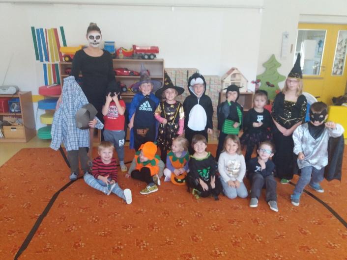A CO SE DĚJE NA SVĚTLOVĚ? Halloween v sovičkách Dne 3. 10. jsme oslavili Svátek Všech svatých strašidelným rejem masek.