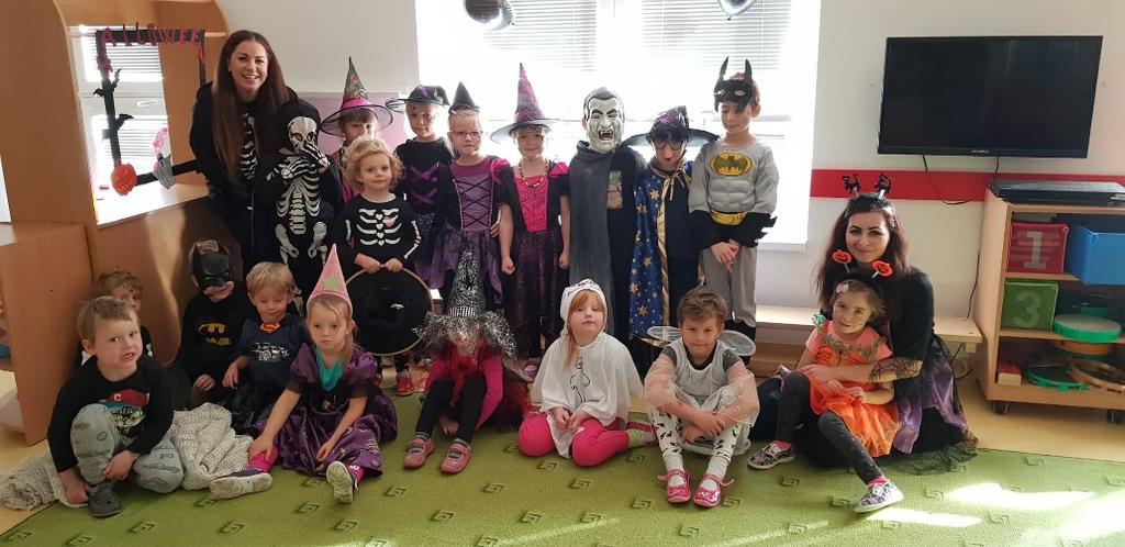 U mravenečků Ve středu 31. října jsme v naší školce slavili Halloween. Už při příchodu do šatny na nás čekalo první překvapení a vlastně i taková zkouška odvahy.