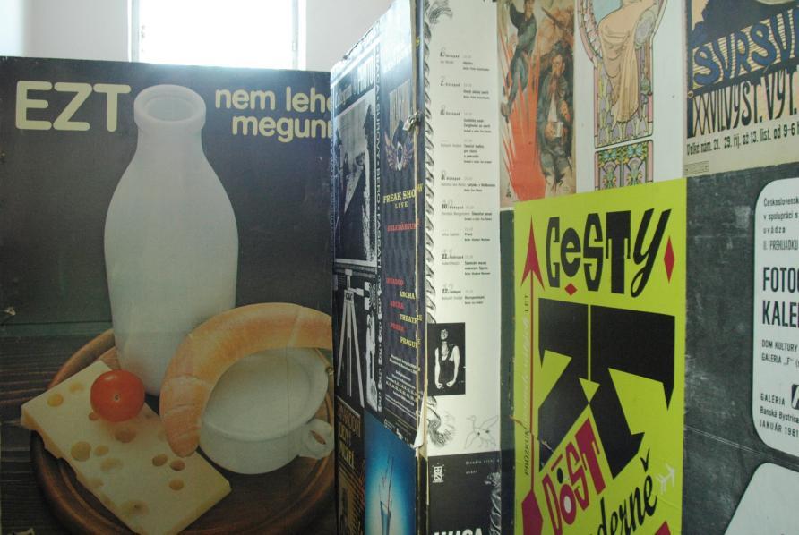 Součástí stálé expozice je také malé plakátoviště a tzv.