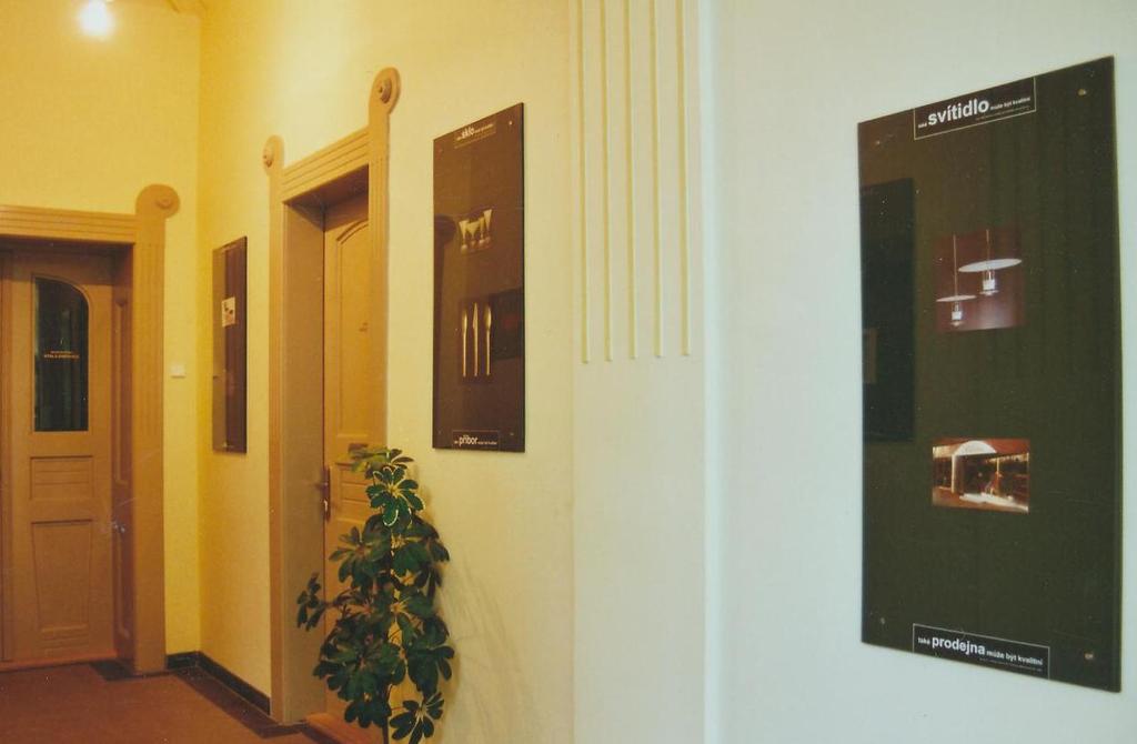 V suterénním podlaží muzea začala být po roce 2005 ve čtyřech oddělených prostorech postupně zpřístupňována stálá expozice designu.