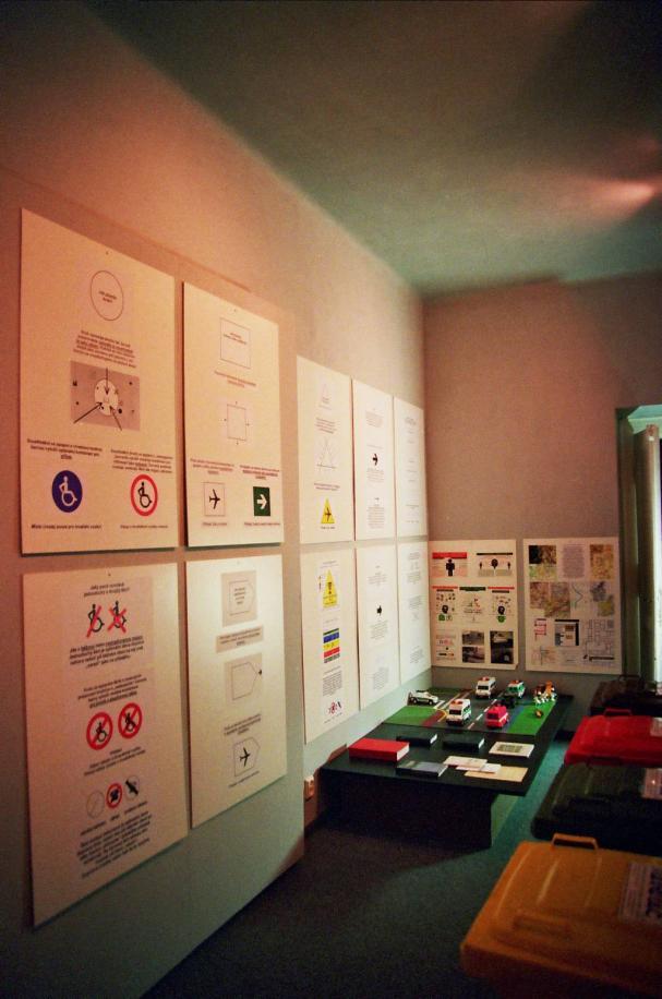 Ta se sice dotýká designérské tvorby grafiků, v naší expozici jsou však návštěvníci seznamováni pouze se základnímu principy praktického zrakového