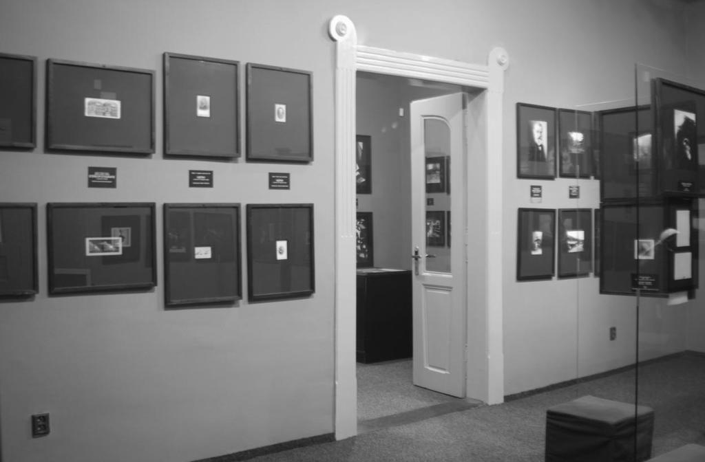 EXPOZICE ČESKÁ A SLOVENSKÁ FOTOGRAFIE 19. A 20. STOLETÍ Expozice představuje vývoj české a slovenské fotografické tvorby, neboť probíhal ve vzájemném ovlivnění.